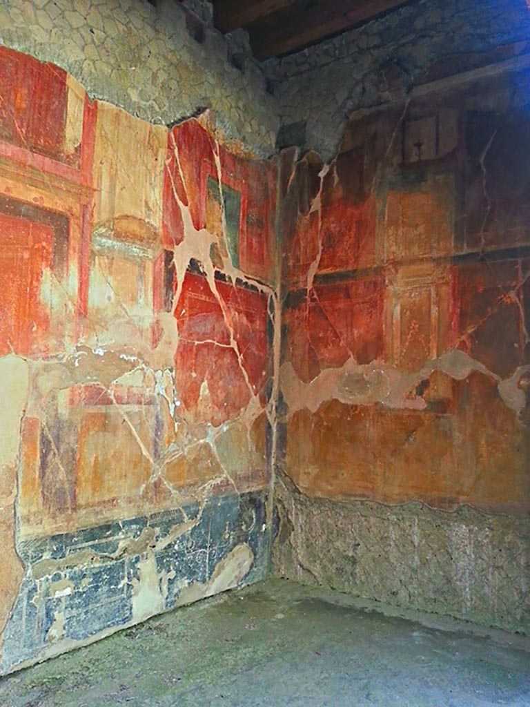 VII.2 Herculaneum. Photo taken between October 2014 and November 2019. 
Exedra 11, detail of painted decoration from south-east corner. Photo courtesy of Giuseppe Ciaramella.
