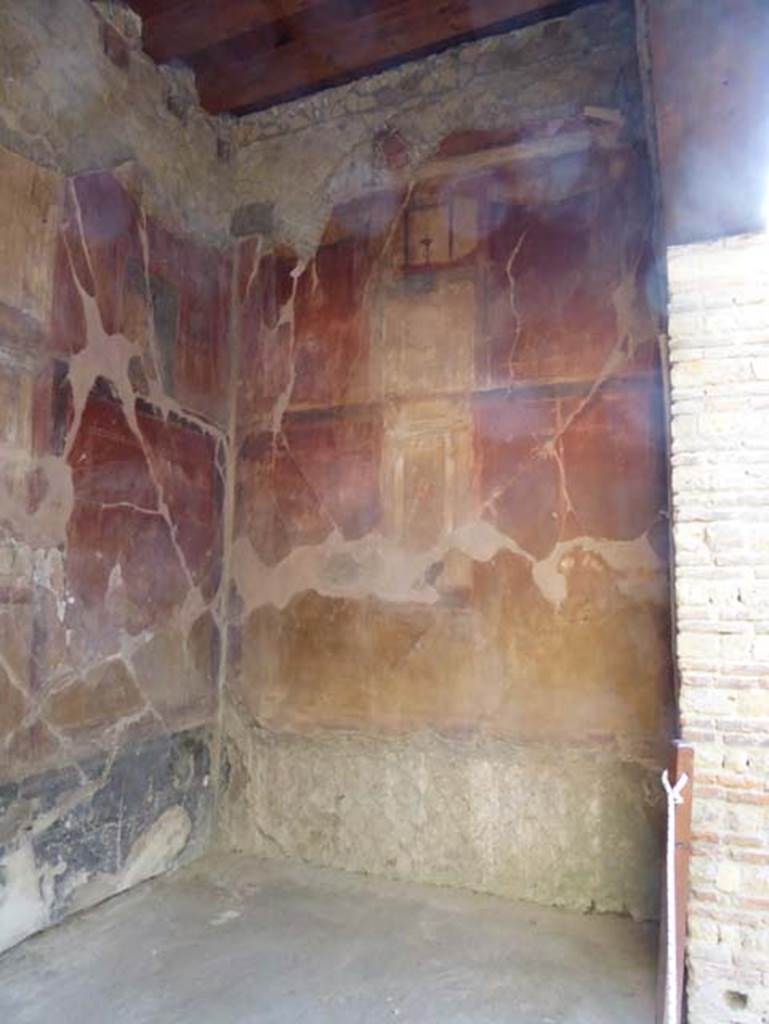 VII.2 Herculaneum. September 2015. Exedra 11, south-east corner and south wall.
Photo courtesy of Michael Binns.
