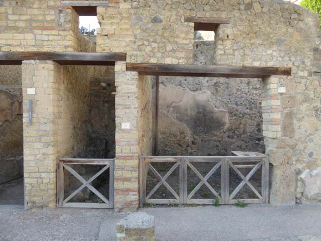 VII.2, VII.3 and VII.4, Herculaneum. September 2015. Looking west to entrance doorways. Photo courtesy of Michael Binns.
According to Maiuri outside this shop stood two pilasters that flanked the entrance of the shop, a support for the rooms on the upper floor.