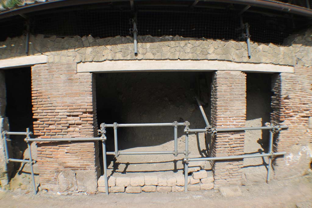 VII.10, in centre, and 11, on right, Herculaneum. March 2019. Looking west towards entrance doorways on Cardo III. 
Foto Annette Haug, ERC Grant 681269 DÉCOR.

