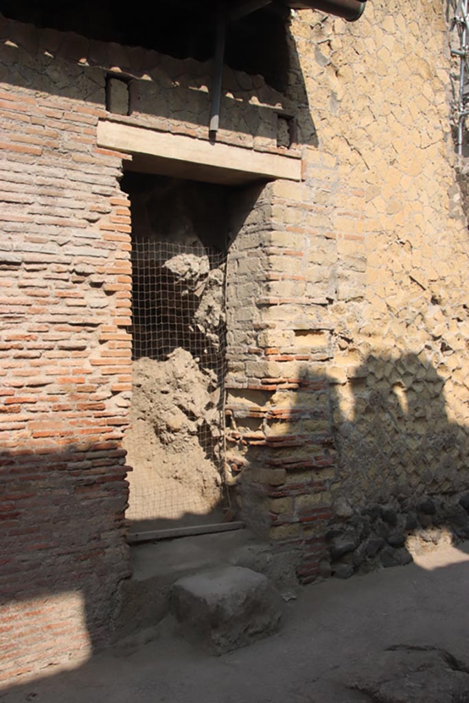 VII.14 Herculaneum. October 2023.
Doorway on west side of Cardo III. Photo courtesy of Klaus Heese.