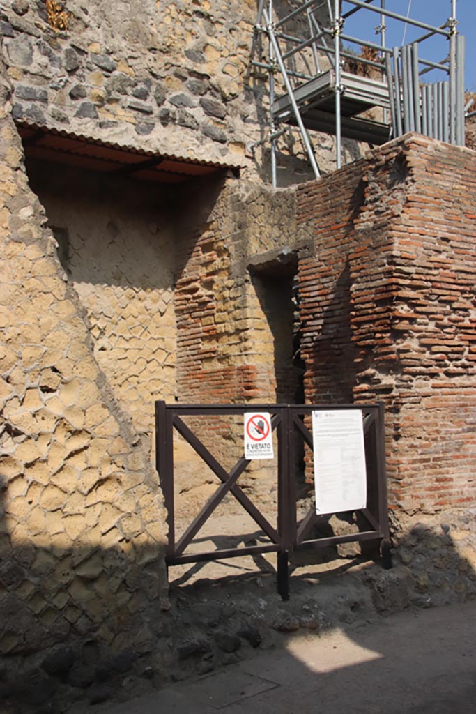 VII.15, Herculaneum. October 2023.
Doorway on west side of Cardo III. Photo courtesy of Klaus Heese.