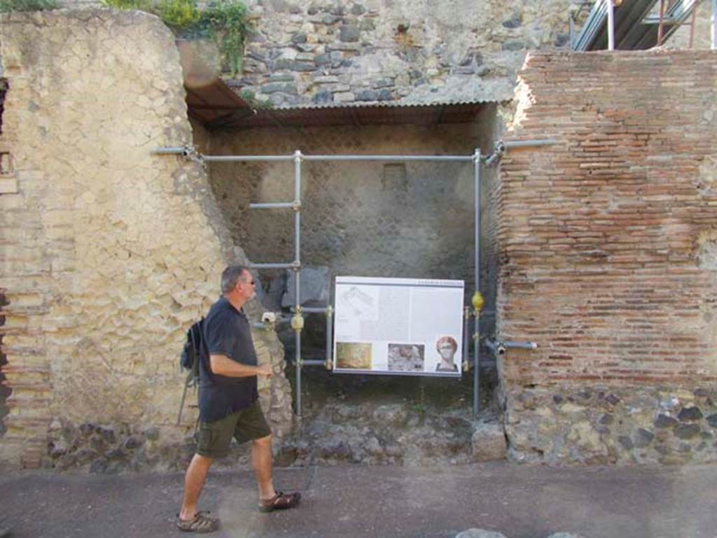 VII.15, Herculaneum, September 2015. Looking west to entrance doorway to service room. Photo courtesy of Michael Binns.