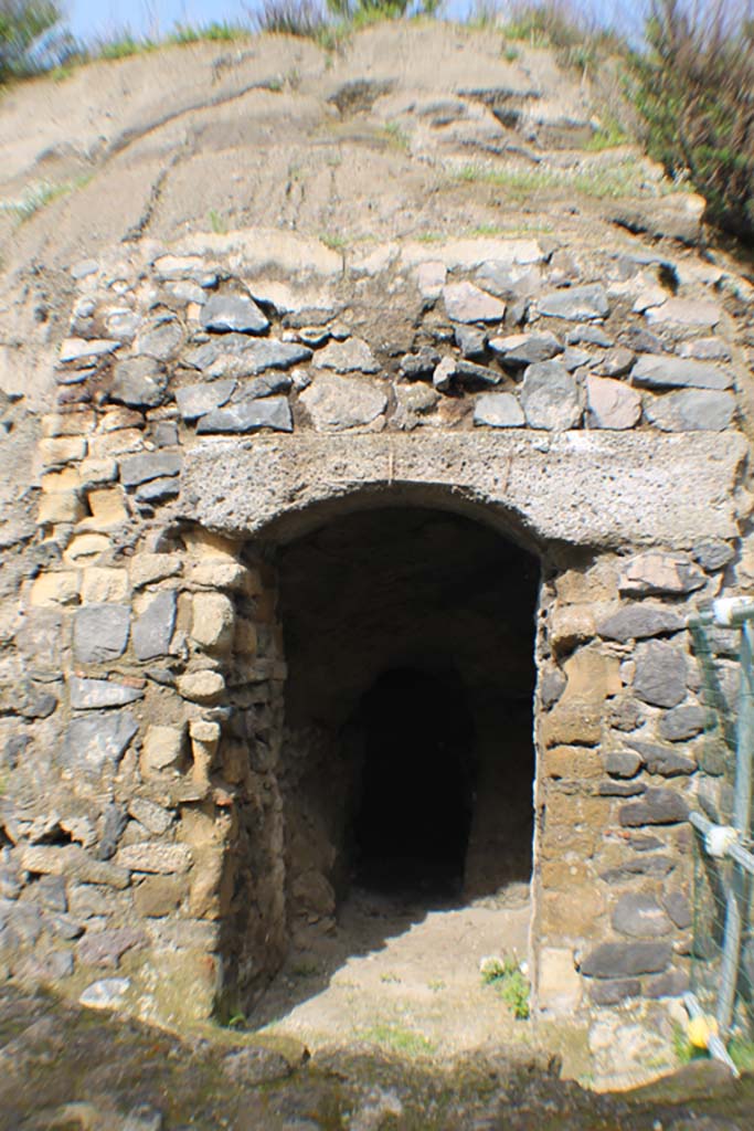VII.16 Herculaneum. March 2019. West side of Cardo III, looking into side doorway of Basilica Noniana.
Foto Annette Haug, ERC Grant 681269 DÉCOR
