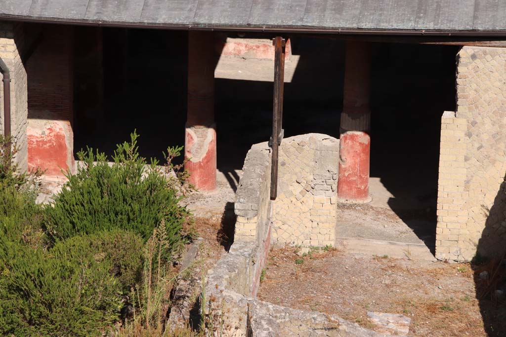 Ins. Orientalis I, 1, Herculaneum, September 2019. Looking west towards atrium, with garden on left, and room 5 leading into atrium, on right.
Photo taken from access roadway. Photo courtesy of Klaus Heese.
