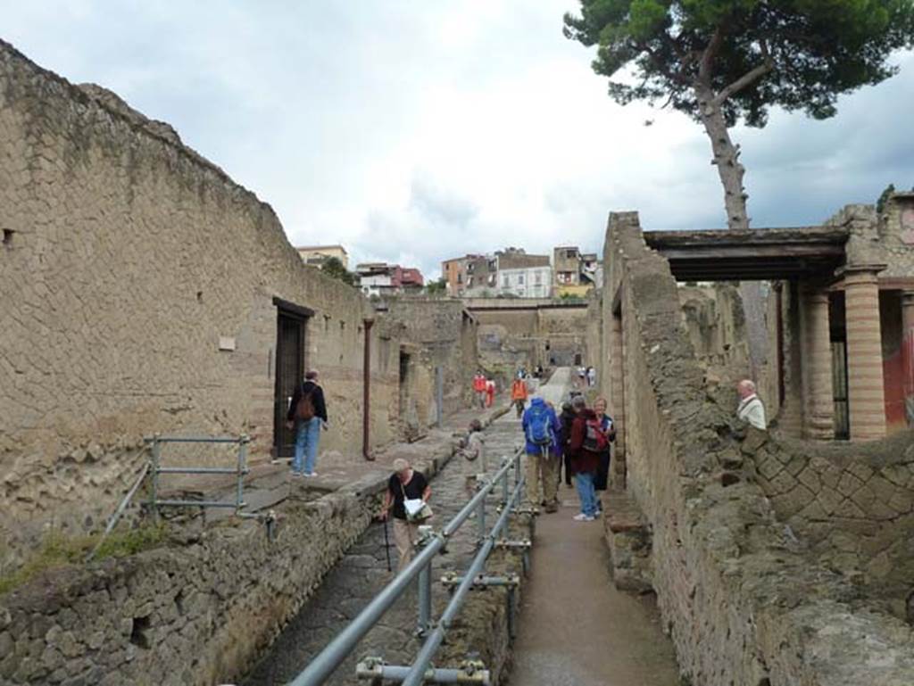 Cardo V Inferiore, Herculaneum, September 2015. Looking north past the entrance to the House of the Gem, on right.