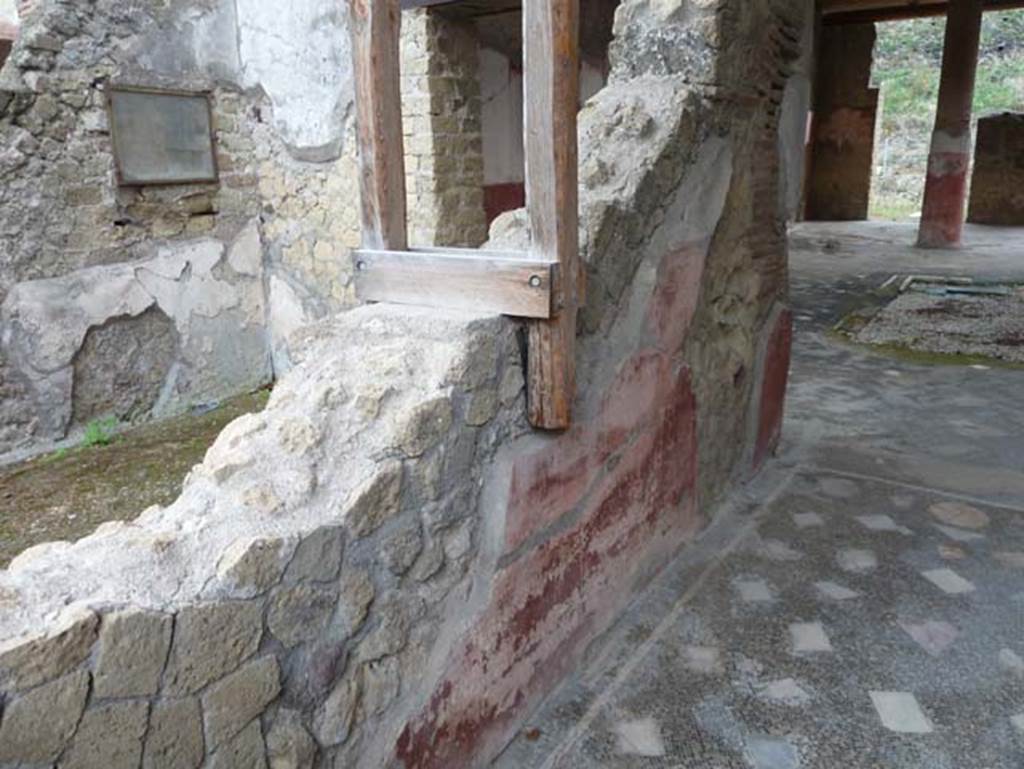 Ins. Orientalis I, 1, Herculaneum, September 2015. North wall of entrance corridor.
On the left, in the north wall of the room, is a small cabinet carved into the wall, coated with planks of carbonised wood which closed in the cupboard, and now protected by a modern glass display case, formed during the excavation directed by Amadeo Maiuri.  See Camardo, D, and Notomista, M, eds. (2017). Ercolano: 1927-1961. L’impresa archeologico di Amedeo Maiuri e l’esperimento della citta museo. Rome, L’Erma di Bretschneider, (p.260, Scheda 42).
