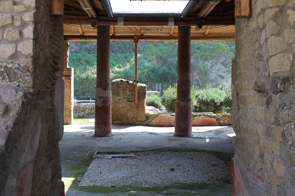 Ins. Orientalis I, 1, Herculaneum, March 2014. Looking east from entrance corridor towards impluvium in atrium.
Foto Annette Haug, ERC Grant 681269 DÉCOR
