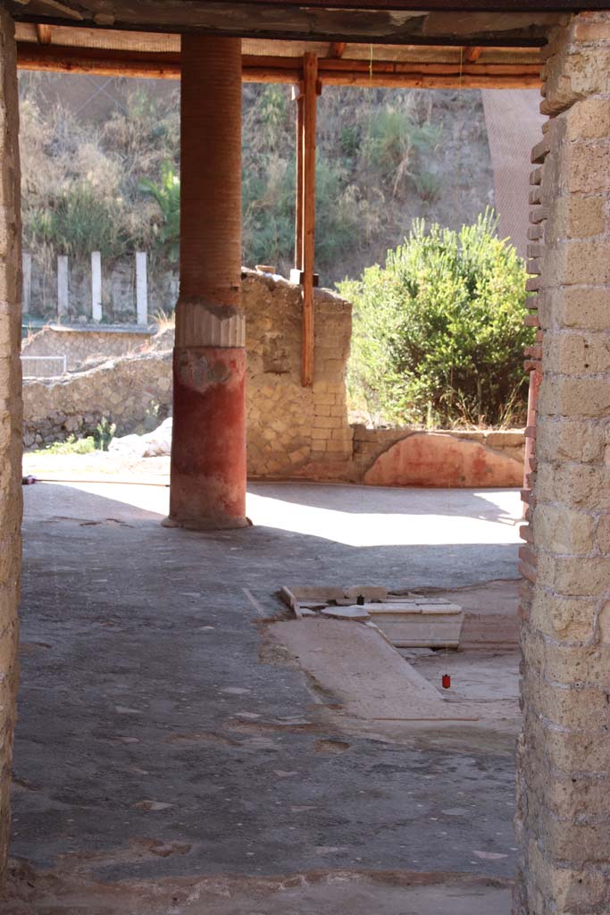 Ins. Orientalis I, 1, Herculaneum, September 2021.
Looking east from entrance corridor towards north-east corner of atrium. Photo courtesy of Klaus Heese.

