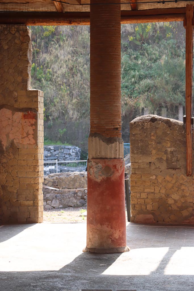 Ins. Orientalis I, 1, Herculaneum, October 2023. 
Column on north-east side of impluvium. Photo courtesy of Klaus Heese.
