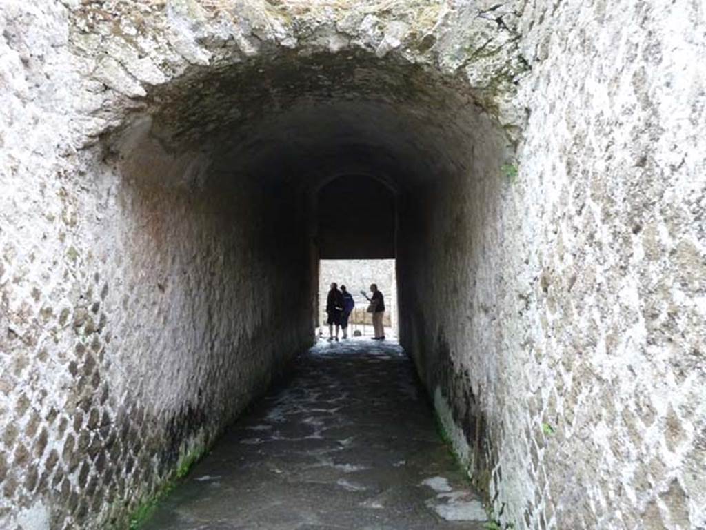 Cardo V Inferiore, Herculaneum, September 2015. Looking south through tunnel/slope. 