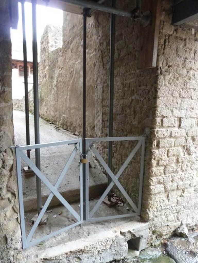 Ins. Orientalis I, 1a, Herculaneum, September 2015.
Entrance doorway on east side of ramp at end of Cardo V.