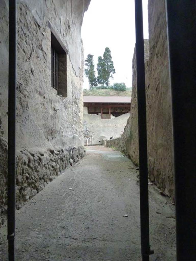 Ins. Orientalis I, 1a, Casa di M. Pilius Primigenius Granianus, Herculaneum, September 2015. Looking east along entrance corridor.
