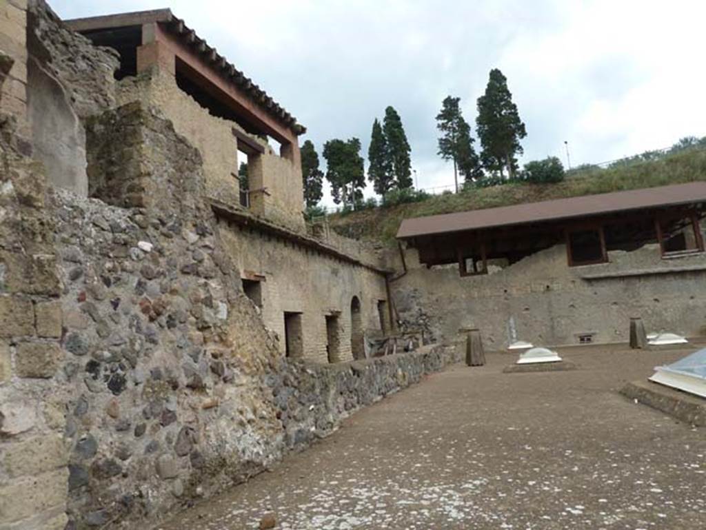 Ins. Orientalis I, 1a, Herculaneum, September 2015. Looking east along roof of Suburban baths. On the left of it are the lower floor rooms that used to be connected to the House of the Gem, until the stairs were taken away, and it became a separate dwelling. It is known as the House of M. Pilius Primigenius Granianus due to a bronze seal being found in a carbonised wooden box.