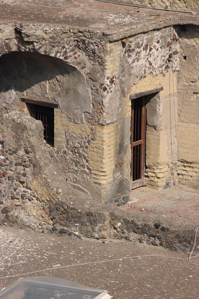 Ins. Or. I.1a, Herculaneum. October 2023.
Looking towards room M, with doorway at west end of vaulted corridor, and window onto entrance fauces.
Photo courtesy of Klaus Heese.