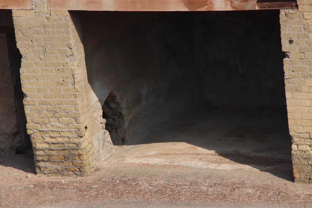 Ins. Or. I.1a, Herculaneum. October 2023.
Taken from access roadway. Looking north to doorway to Exedra C. Photo courtesy of Klaus Heese.7
According to Guidobaldi –
“In exedra C, the remains of seven skeletons were found, included amongst them was a baby lying on a mattress made of plant material, in a wooden rocking cradle.”
See Guidobaldi, M.P, 2009: Ercolano, guida agli scavi. Naples, Electa Napoli, (p.41).