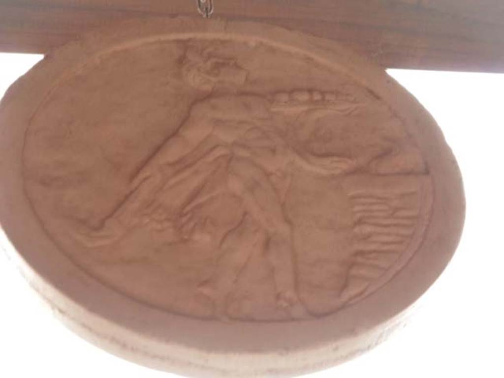 Ins. Orientalis I, 2, Herculaneum, September 2015. Plaster cast of the original marble oscillum disc found here.