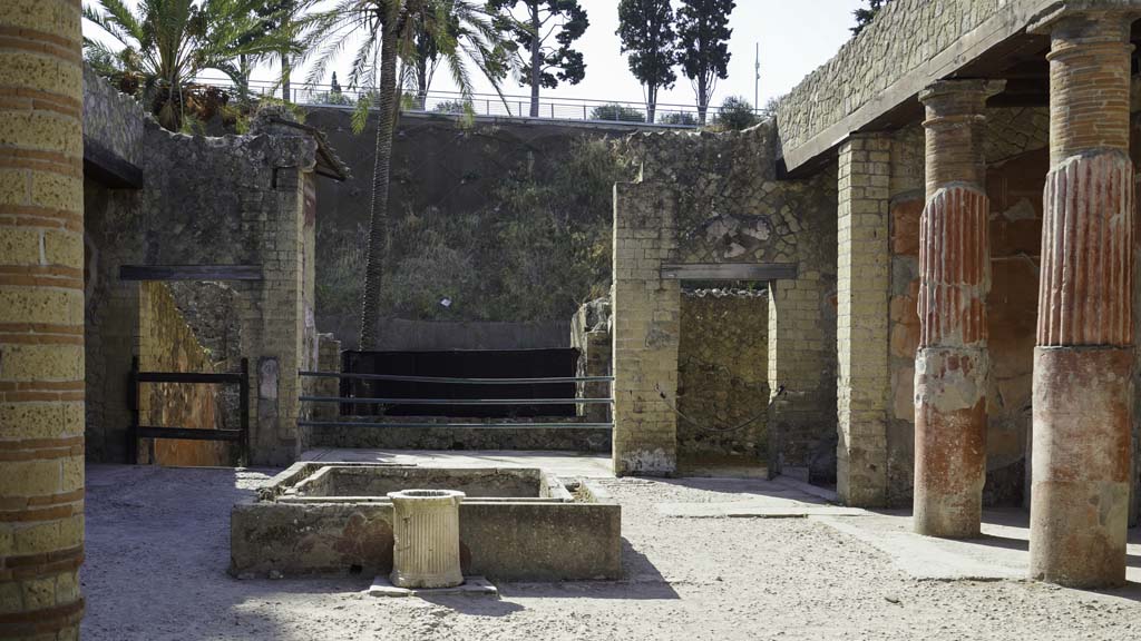 Ins. Or.I.2, Herculaneum. August 2021.
Looking east across atrium towards tablinum and garden area. Photo courtesy of Robert Hanson.