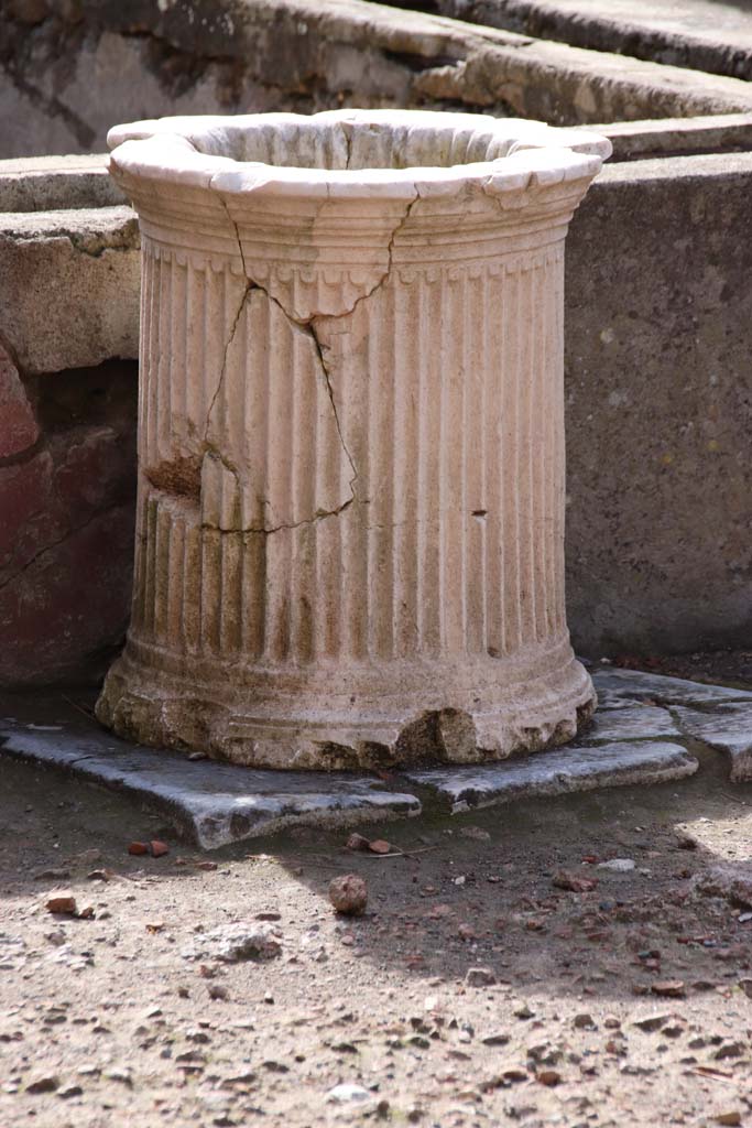 Ins. Or.I.2, Herculaneum. October 2020. Puteal in atrium, near impluvium. Photo courtesy of Klaus Heese.