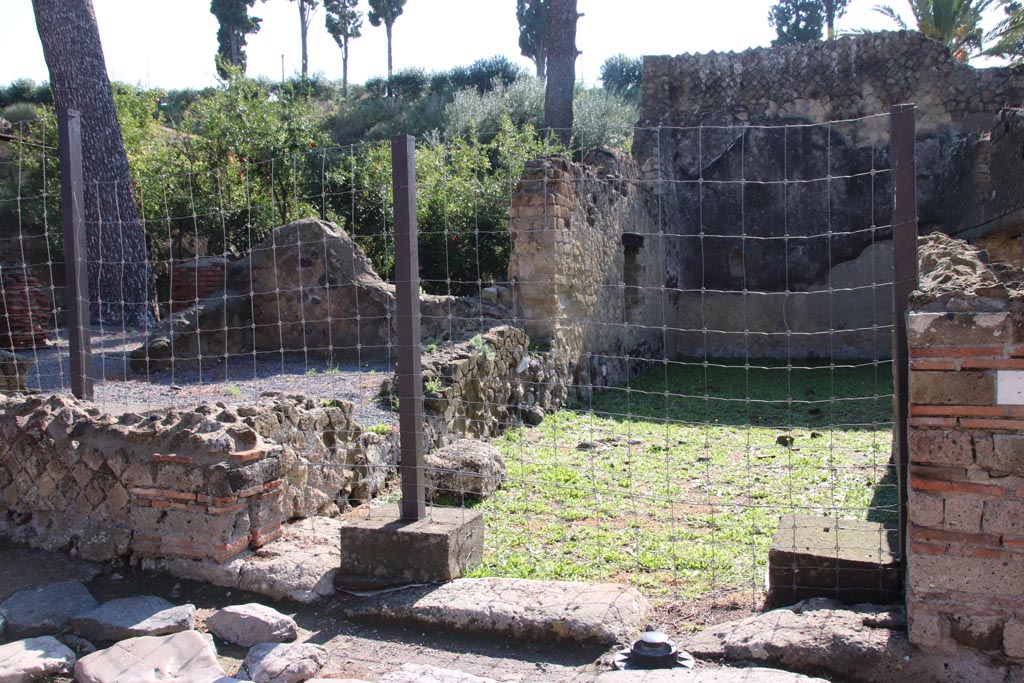 Ins. Orientalis I.3, Herculaneum, October 2022.
Looking east from entrance doorway across courtyard leading into stables area. Photo courtesy of Klaus Heese.