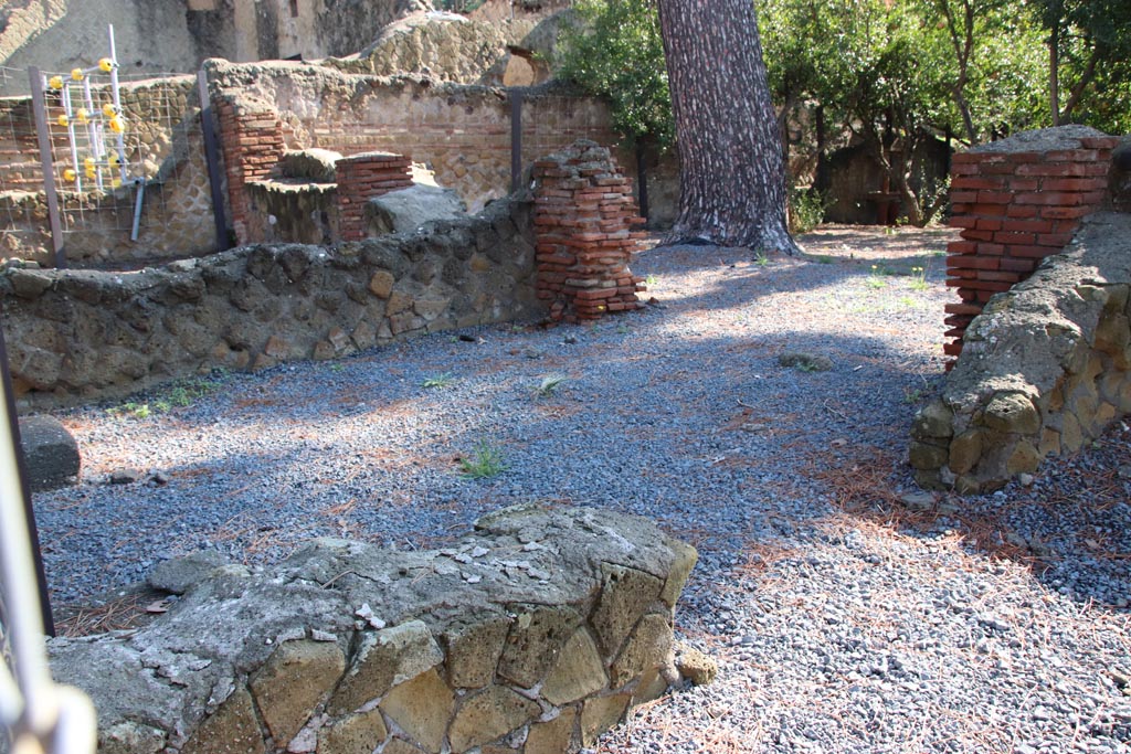 Ins. Orientalis I.3, Herculaneum, October 2022. Looking north-east towards area of room A, with doorway into room B, on right.
In the upper right is a doorway to the garden area. Photo courtesy of Klaus Heese.