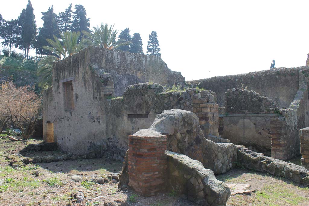 Ins. Or.I.3, Herculaneum. March 2014.
Looking south-east across stables area towards rear north side of peristyle area. On the right of the photo, is the rustic area of room B.
Foto Annette Haug, ERC Grant 681269 DÉCOR