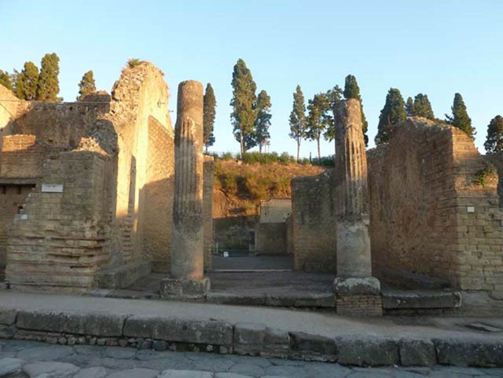 Ins. Orientalis II 4, Herculaneum, September 2015. Looking east towards entrance to the Palestra. Looking east towards monumental entrance with two tufa columns into a wide vestibule, originally with a vaulted roof, decorated with red green and yellow coloured stars.