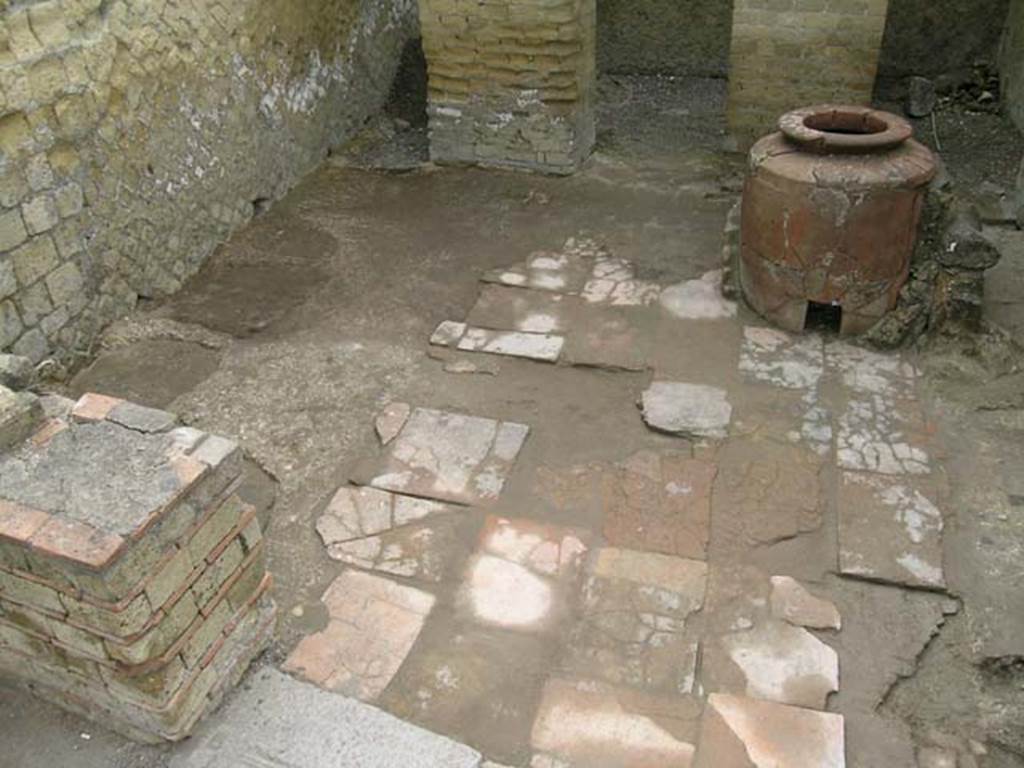 Ins Or II, 5, Herculaneum. May 2004. Flooring in workshop-room, looking towards north-east corner.
Photo courtesy of Nicolas Monteix.