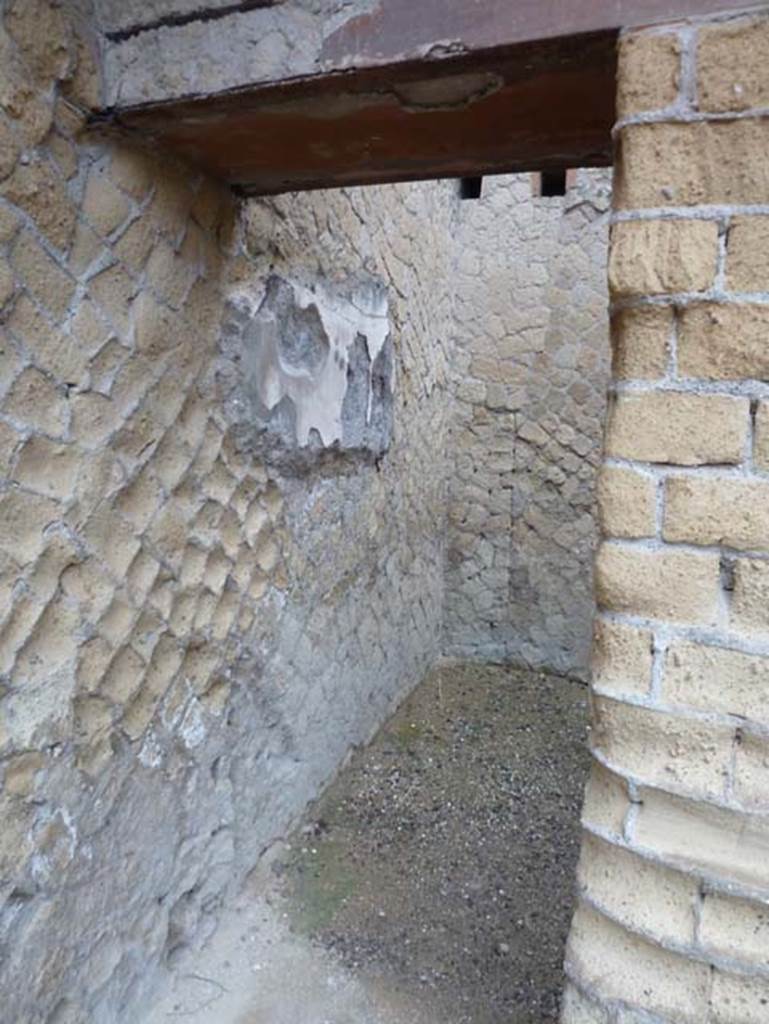 Ins. Orientalis II.5, Herculaneum. September 2015.
Looking towards north wall of rear room from doorway.