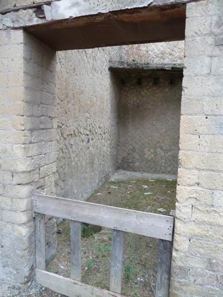Ins. Orientalis II.6, Herculaneum. September 2015. Doorway to rear room from shop/bar room.
