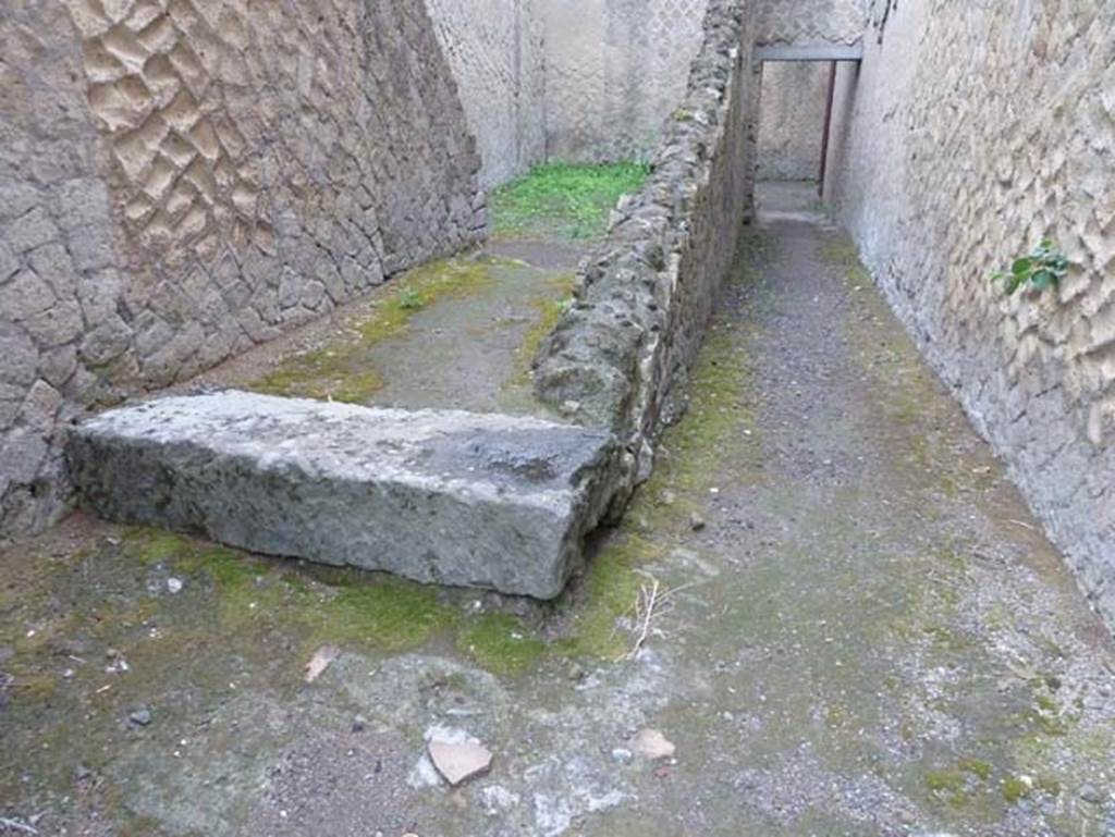 Ins. Orientalis II.7, Herculaneum. September 2015. Looking east along corridor to rear rooms.