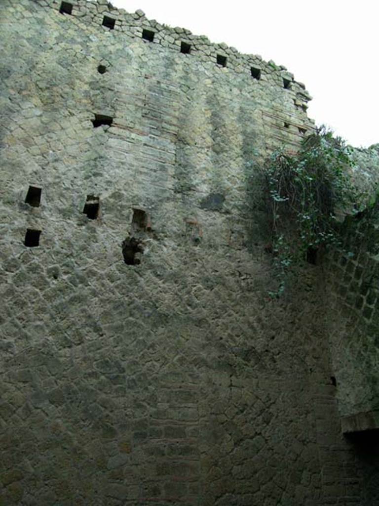 Ins Or II, 7, Herculaneum. December 2004. Upper south wall of rear room through doorway.
Photo courtesy of Nicolas Monteix.
