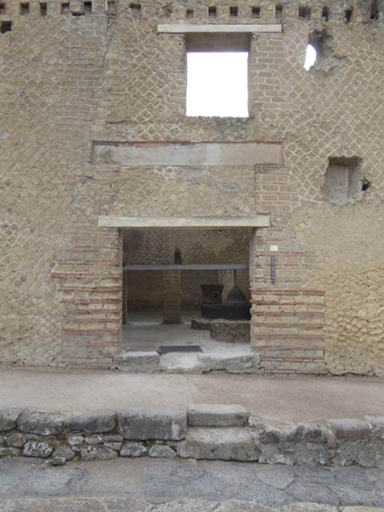 Ins.Or.II.8, Herculaneum, September 2016. Looking east to entrance doorway.
Photo courtesy of Michael Binns.
