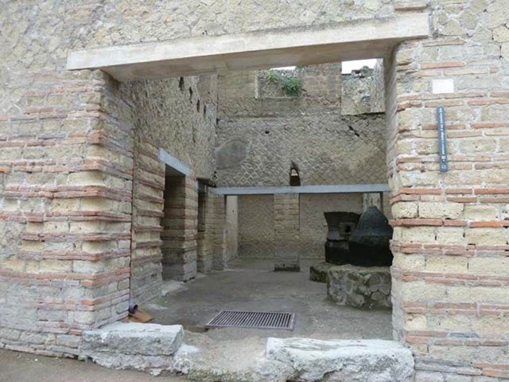Ins. Orientalis II.8, Herculaneum. September 2015. Entrance doorway.