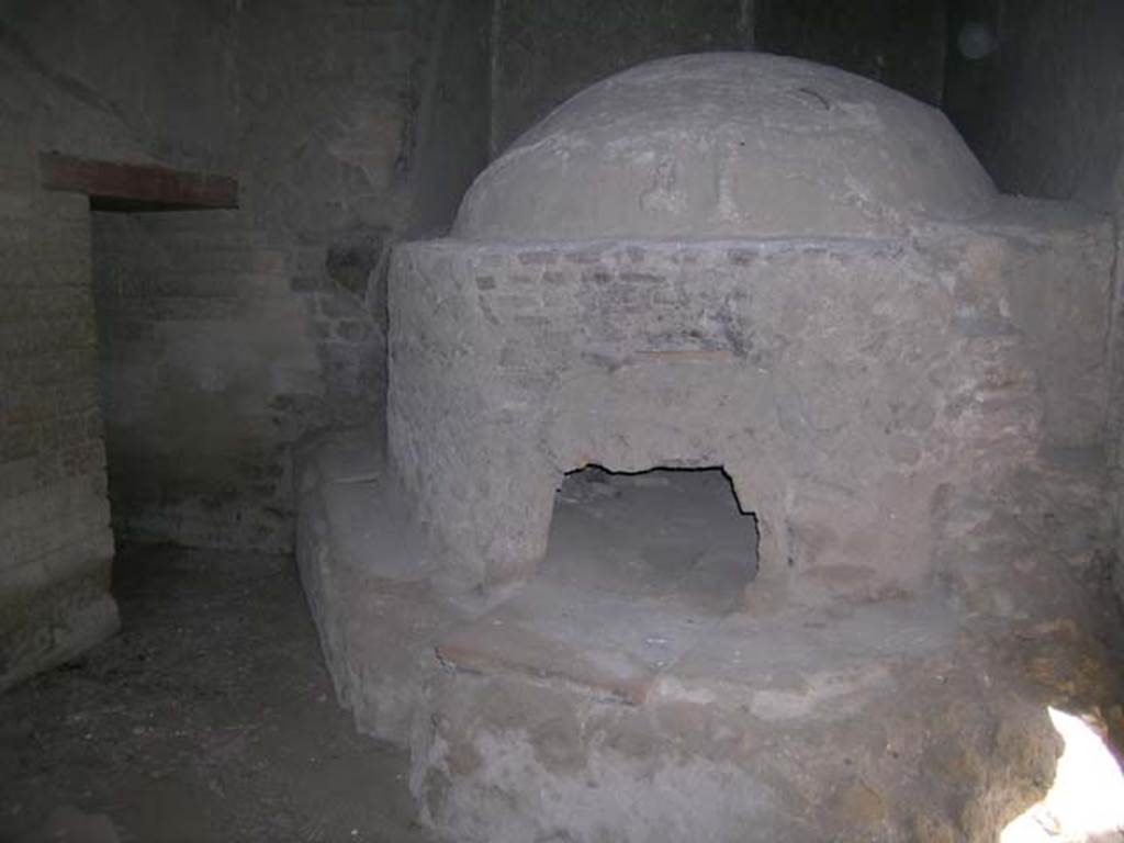 Ins Or II, 8, Herculaneum. May 2006. Oven in bakery. Photo courtesy of Nicolas Monteix.

