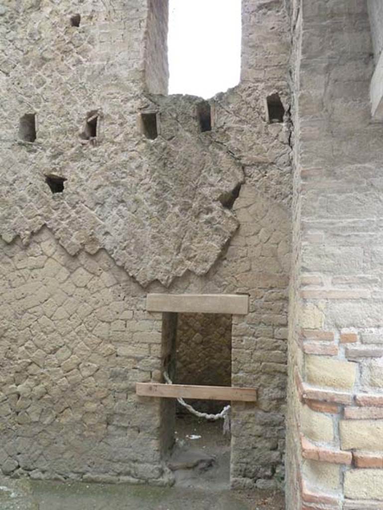 Ins. Orientalis II.8, Herculaneum. September 2015. 
Small doorway in south wall leading to a room on the north side of the stairs at II.7.
This room was the latrine.
Above this is a doorway which would have been situated on the mezzanine level.
.
