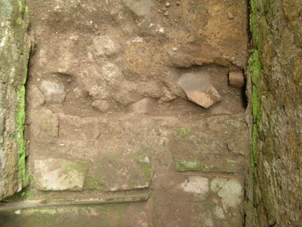 Ins Or II, 8, Herculaneum. December 2004. Detail of latrine near south wall. Photo courtesy of Nicolas Monteix.