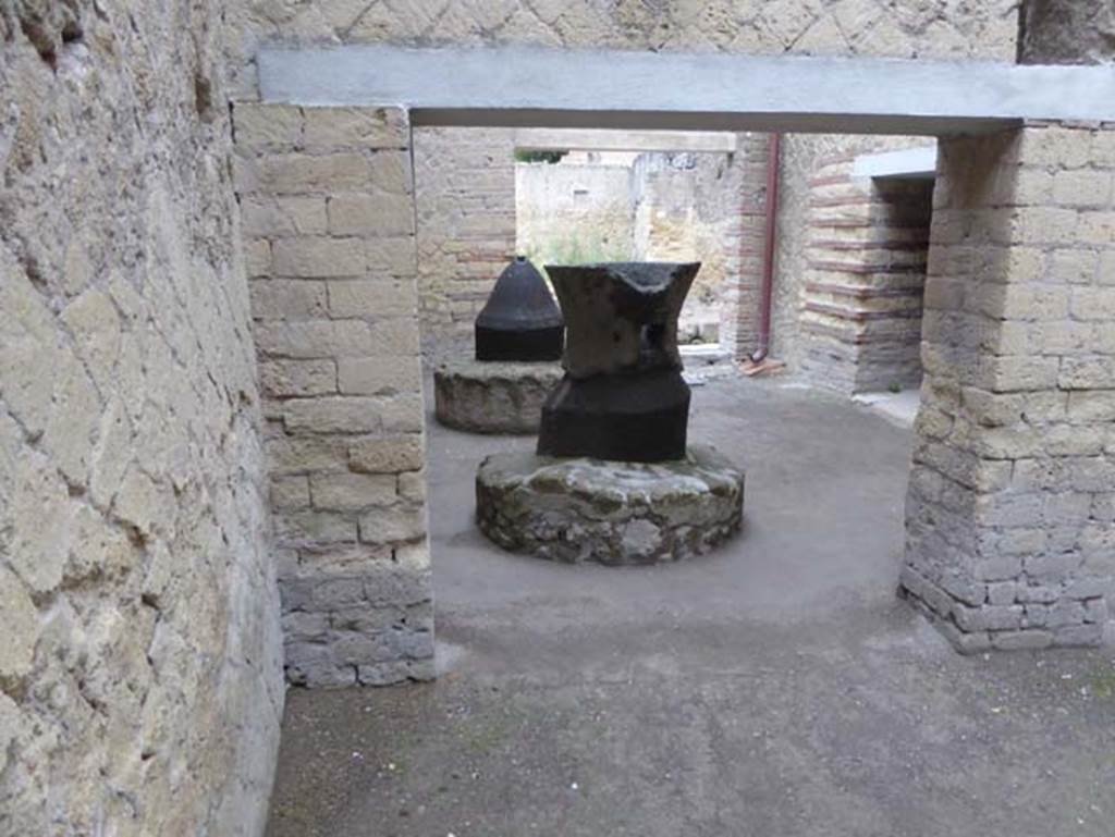 Ins. Orientalis II, 8, Herculaneum.October 2015. Looking west from stable/stall to mill room.  Photo courtesy of Michael Binns.

