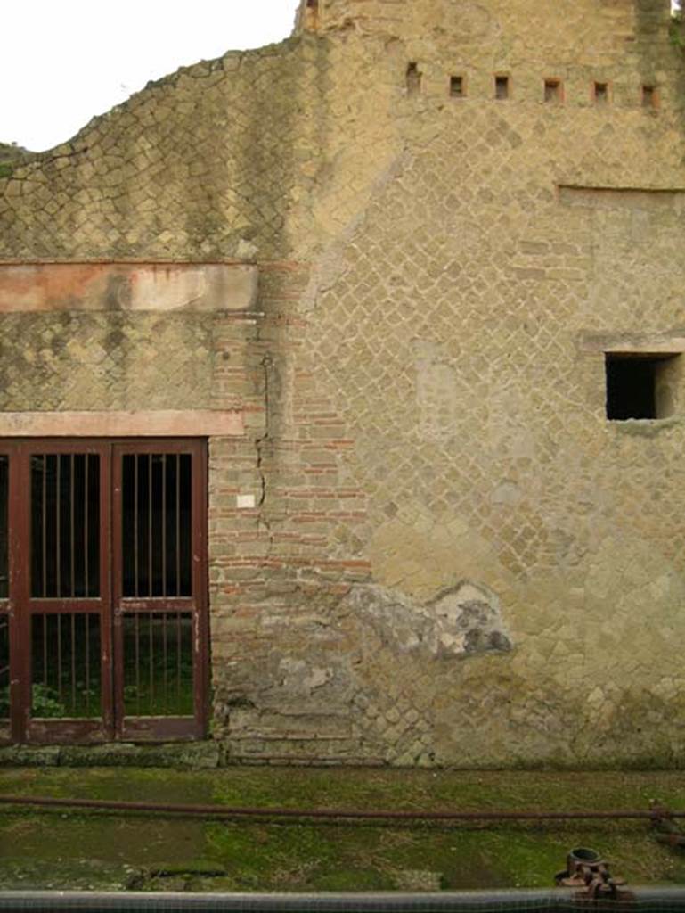 Ins Or II, 9, Herculaneum. December 2004. Faade on south side of doorway. 
Photo courtesy of Nicolas Monteix.


