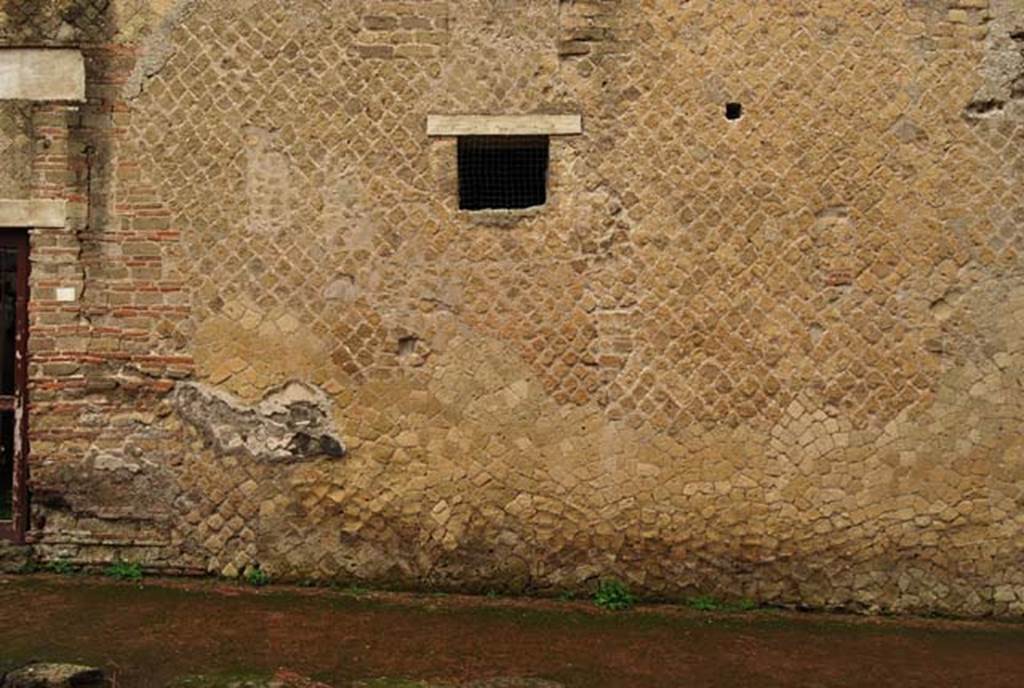 Ins Or II, 9, Herculaneum. December 2008. Front façade on south side of doorway. Photo courtesy of Nicolas Monteix.