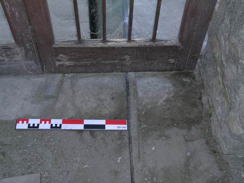 Ins Or II, 9, Herculaneum. May 2006. Entrance doorway threshold at north end. Photo courtesy of Nicolas Monteix.