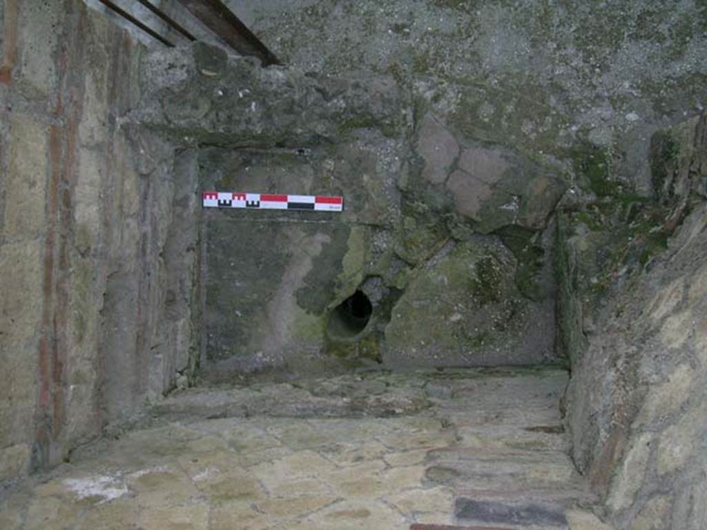 Ins Or II, 9, Herculaneum. May 2006. Latrine in south-west corner. Photo courtesy of Nicolas Monteix.