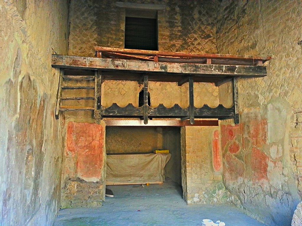 Ins. Or. II.9, Herculaneum. Photo taken between October 2014 and November 2019.
Looking east across wine shop. Photo courtesy of Giuseppe Ciaramella.