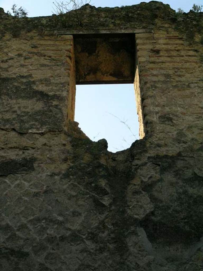 Ins Or II, 9, Herculaneum. December 2004. Detail of window in upper south wall. 
Photo courtesy of Nicolas Monteix.
