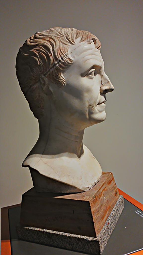 Ins. Orientalis II.10, Herculaneum. June 2019. Male marble portrait bust, from Gemmarius Shop.
On display in exhibition in Antiquarium entitled “SplendOri, il lusso negli ornamenti ad Ercolano”.
Photo courtesy of Giuseppe Ciaramella.