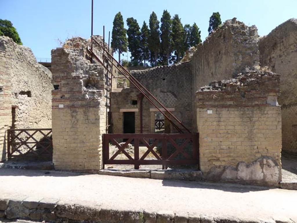 Ins. Orientalis II.11, Herculaneum, in centre, July 2015. Looking towards entrance doorway. Photo courtesy of Michael Binns.