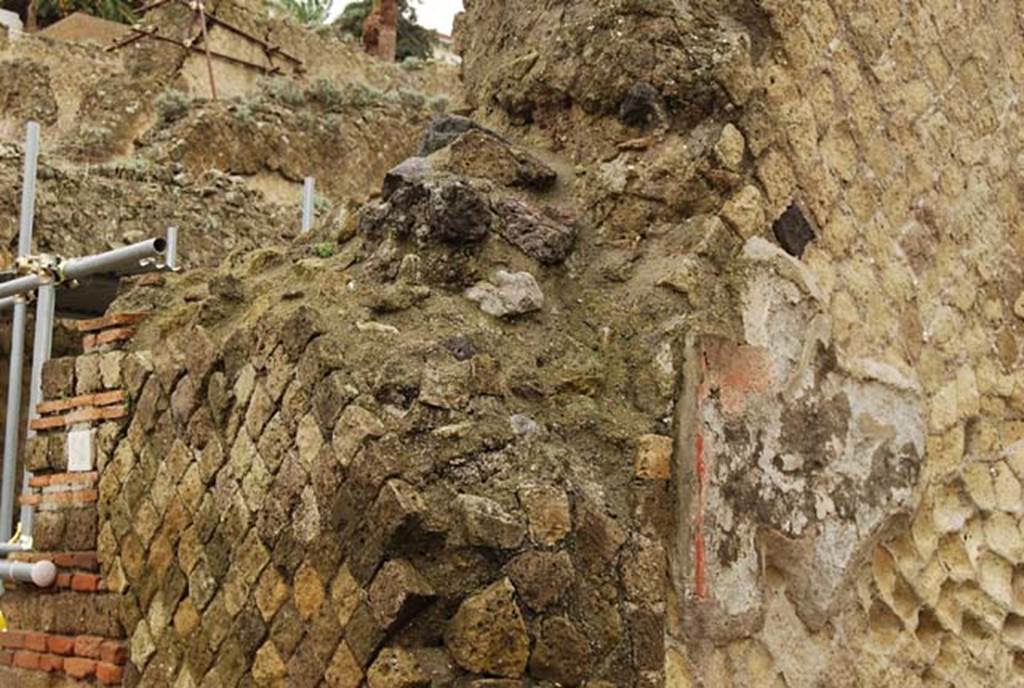 Ins Or II. 13, Herculaneum. December 2008. Looking towards remaining decoration on north wall behind counter.
Photo courtesy of Nicolas Monteix.