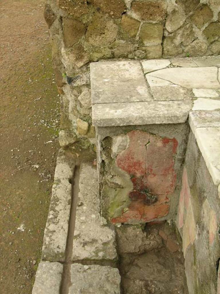 Ins Or II. 13, Herculaneum. December 2004. Detail of counter against north wall.
Photo courtesy of Nicolas Monteix.