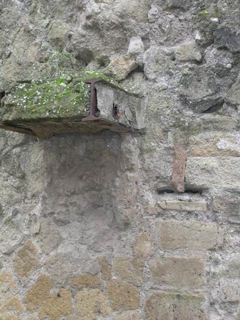 Ins Or II. 13, Herculaneum. December 2004.
Detail of possible remains of a doorway support sticking out from south wall,
Photo courtesy of Nicolas Monteix.