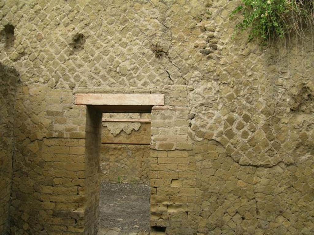 Ins Or II. 13, Herculaneum. June 2005. North wall of room with doorway to bar-room.
On the left is the dividing wall between this room and Ins.Or.II.12. Photo courtesy of Nicolas Monteix.